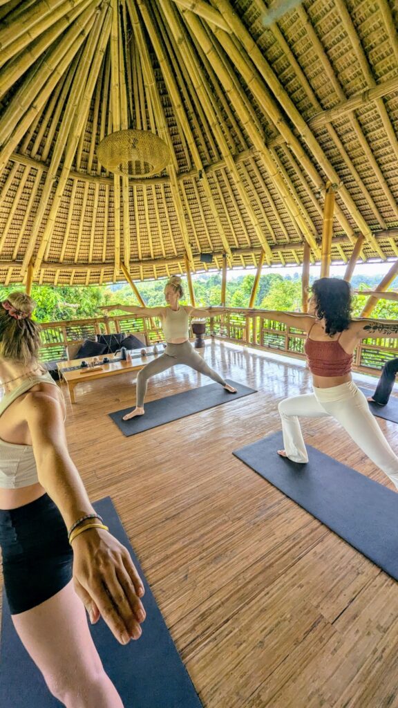 retraite à Bali, sororité, bien-être, yoga Retraite bali en français Retraite spirituelle à Bali Retraite de yoga à Bali Séance de Breathwork à Bali Retraite de méditation à Bali Bien-être à Ubud Séjour bien-être Bali Retraite de yoga et méditation à Bali Retraite de pleine conscience à Bali Vacances spirituelles à Bali Retraite entre femmes à Bali